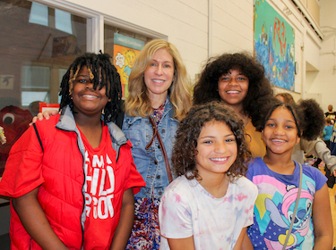 Lauren Tarshis with students